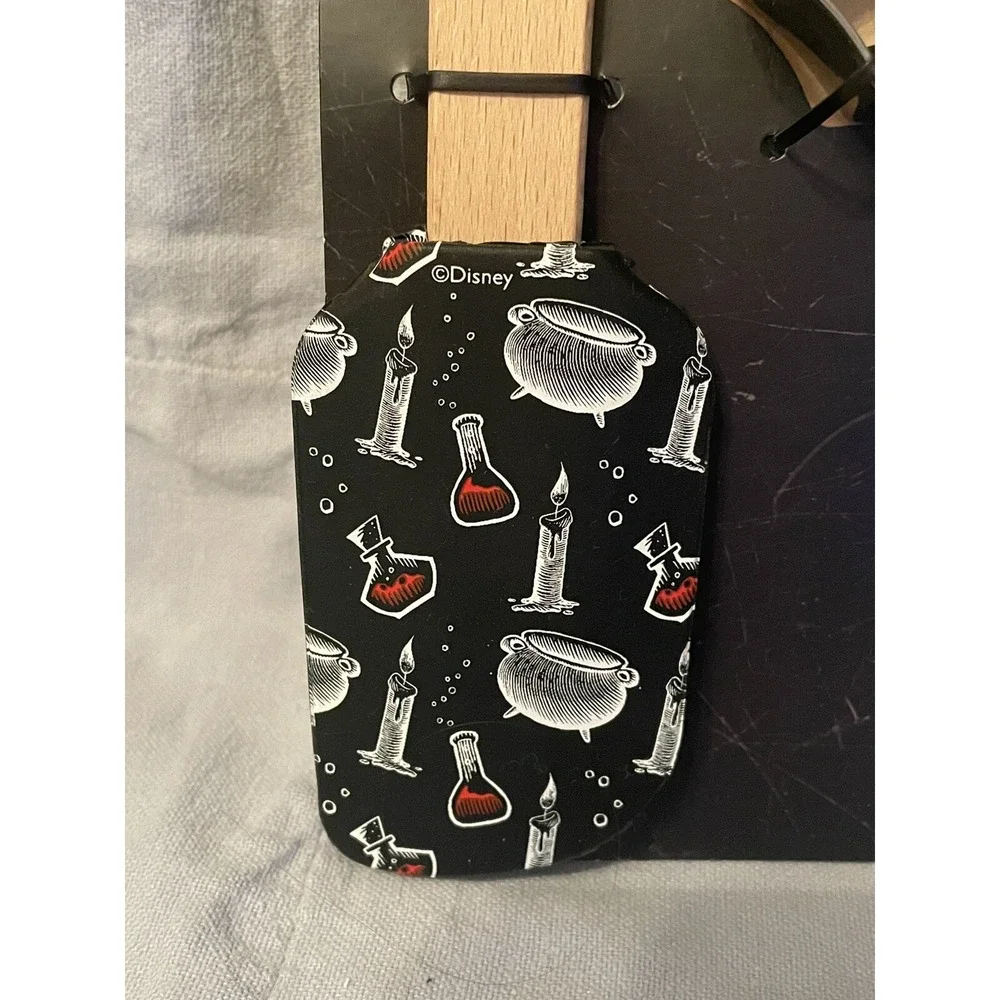 NEW Disney Hocus Pocus 4 Piece Silicone‎ Spatula & Cookie Cutter Set